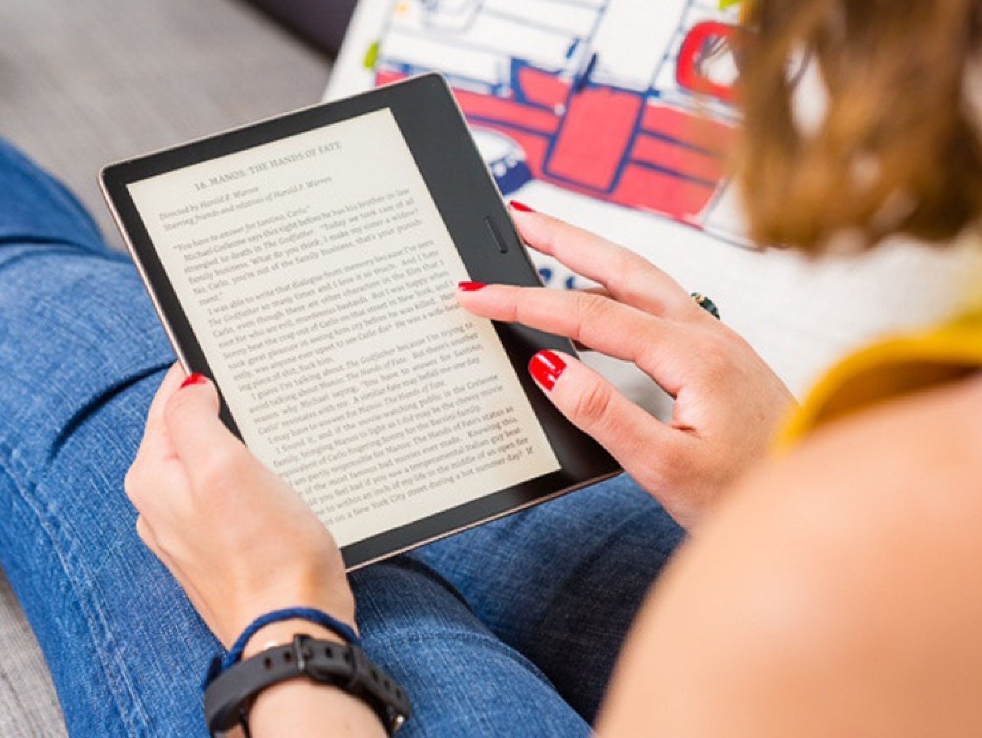 Читать книгу в электронном виде. Девушка с электронной книгой. Электронная книга читать. Человек с электронной книгой. Чтение электронных книг.