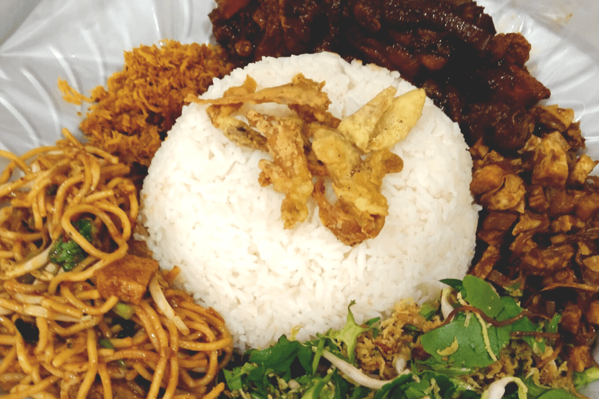 Nasi Ambeng Given Title Of Selangor's Official Heritage Dish